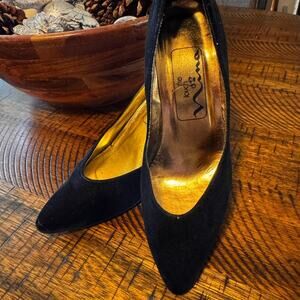The of Nina Elegant Black Heels with Shimmering Gold Lining 6M